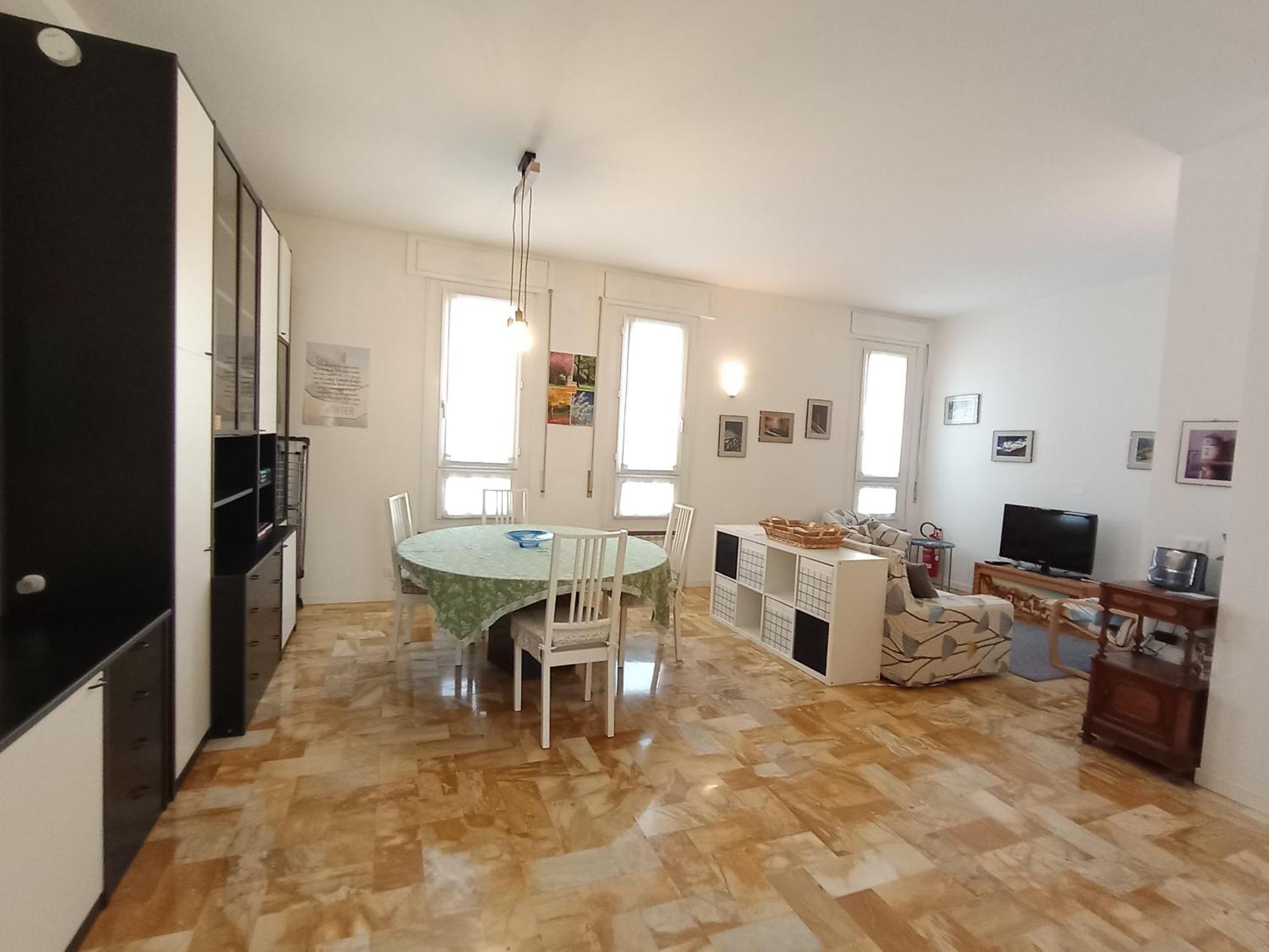 Apartment The Family Haven, Semi-central & Large Suite, With Garage!
